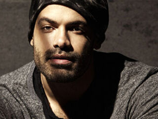 Alain Clark speelde live bij Giel en veilt songs