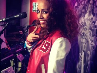 Glennis Grace live bij Giel met veilingitem