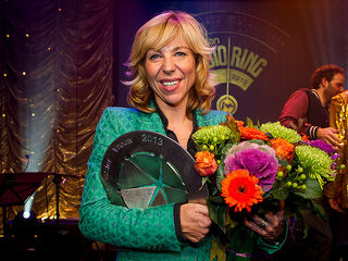 Claudia reikt de Award-Award uit