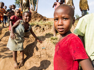 Annie haalt water voor haar moeder