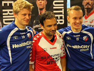 Gerard Ekdom krijgt FC Utrecht-shirt overhandigd