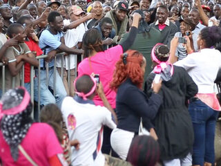 Drie vrouwelijke deejays in het glazen huis in Kenia