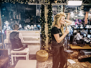 Miss Montreal bij Giel in het Glazen Huis