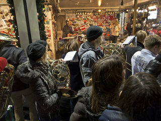 Fanfare loopt door Friesland naar het Glazen Huis