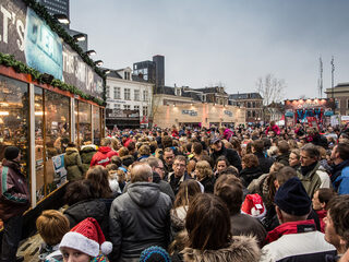 Youp van 't Hek veilt een Flappie-konijnenhok