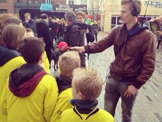 Sander verkoopt lootjes en zet de politie in het zonnetje