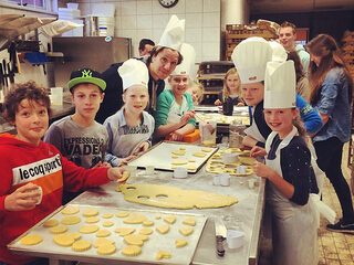 Klaas bakt koekjes en is bij een megastoelendans