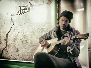 Alain Clark speelt liedje voor Gitaarlem