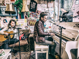 Michael en Demira in het huis en op het plein