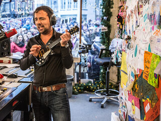 Gerard Ekdom playbackt Living Doll voor 37.000,- euro