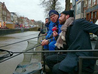 Timur tapt moppen langs het water en bezorgt rollades