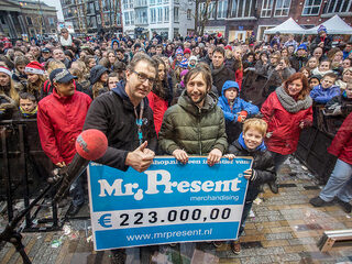 Mr. Present brengt een cheque van 223.000 euro