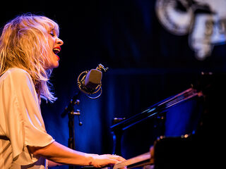 Jacqueline speelt themalied SR14 live op De Speelplaats