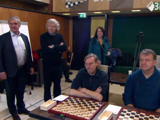 Ton Sijbrand haalt met zijn wereldrecordpoging blindsimultaandammen €8494,70 op