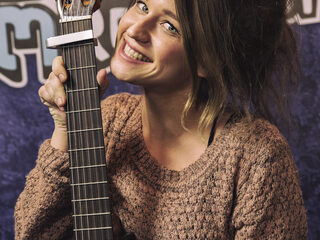 Selah Sue op bezoek met gesigneerde gitaar voor de veiling