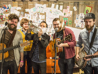 Bear's Den speelde 'Elysium' in het Glazen Huis