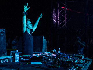 Nicky Romero heeft zijn shirt gesigneerd voor de veiling