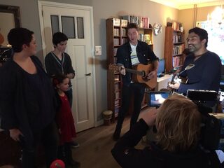 Mr. Surprise Request Michiel Veenstra is op pad met Sunday Sun