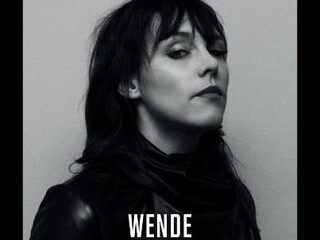 Wende Snijders biedt persoonlijk schilderij aan