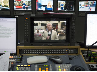 NOS-presentatoren Rik van de Westelaken en Rivkah op het Veld in het Glazen Huis