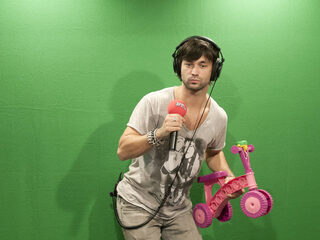 Kerstman Kooijman brengt een zak vol veilingitems langs