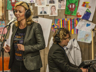 Claudia de Breij speelt 'Mag Ik Dan Bij Jou' in Glazen Huis