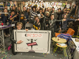 De Gitaarlemmers brengen 'even' 142.500 euro naar het Glazen Huis