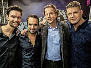 Minister Koenders veilt handgemaakte tassen uit Congo