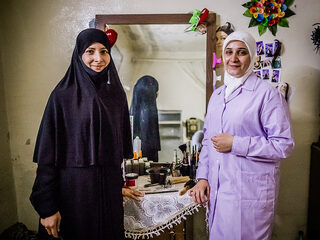 Amani vlucht 's nachts met haar kinderen het huis uit