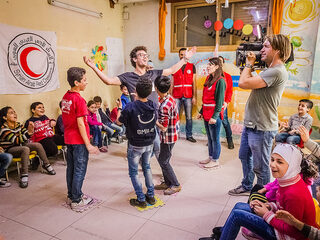 Hoe helpt het Rode Kruis kinderen met een trauma?