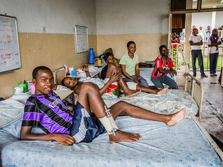 Azaria ligt al drie maanden in het ziekenhuis