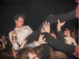 Afterpartees collecteren crowdsurfend