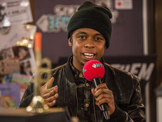 Typhoon maakt samen met de DJ's en het publiek een nieuwe videoclip voor 'Niet Weglopen'