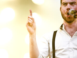 Nu op de veiling: gesigneerd drumvel en backdrop van De Staat