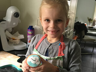 Janne (8) uit Apeldoorn had ook longontsteking en komt nu in actie voor andere kinderen