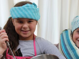 Deze superschattige meiden komen met pollepel en garde in actie