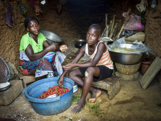 Silvie woont en werkt met haar zes kinderen in een piepklein hutje