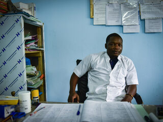 Dokter Gilles heeft een groot tekort aan medicijnen in zijn kliniek