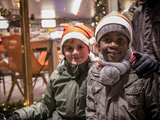 Een stoet van kleintjes langs de brievenbus