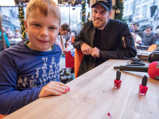 De 6-jarige Tijn is ongeneeslijk ziek en stond voor het Glazen Huis in Breda met een laatste wens