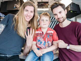 Tijn schuift bij Domien en Frank aan in de studio