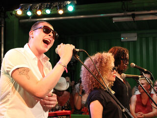 Een katerige John Newman bij Timur en Rámon