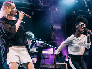 Clean Bandit op bezoek bij Paul