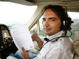 Gerard Ekdom langer de lucht in