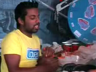 DJ Sinharaja vergrijpt zich aan kip