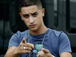 Yes-R krijgt bier naar z'n hoofd geslingerd