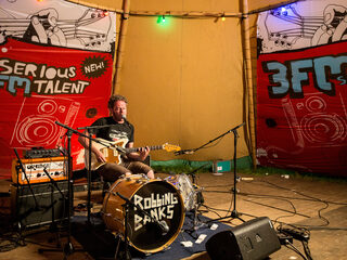 Robbing Banks zet in zijn eentje de tipi op z'n kop