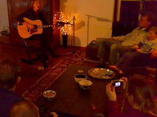 Stevie Ann in een woonkamer