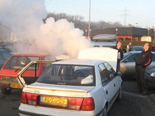 Rokende motor voor Coen