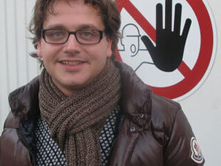 Guus eruit, 10.000 euro erbij